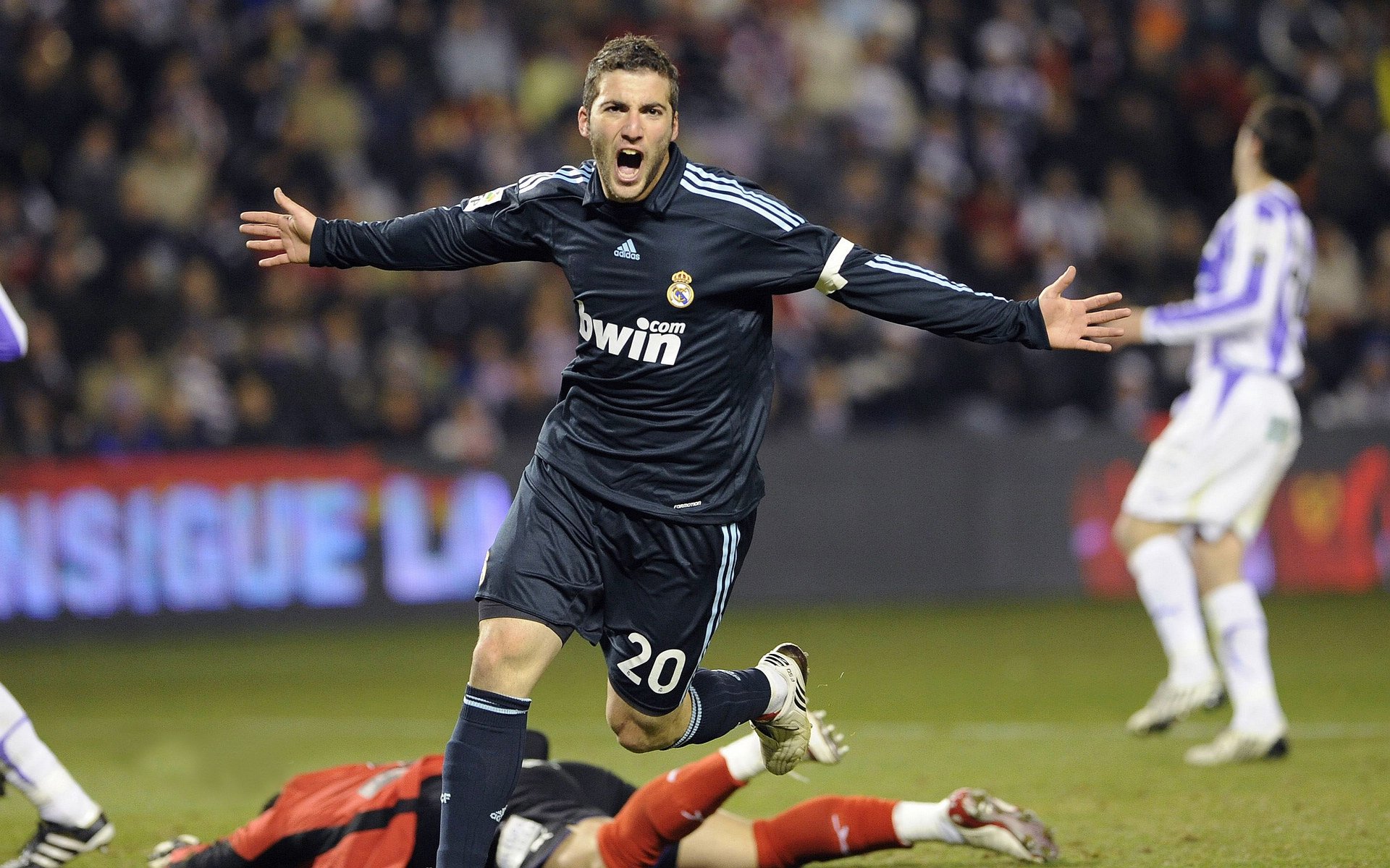 “国足新一轮集训开启，年轻球员引发关注”，国足公布新一期集训名单 视频